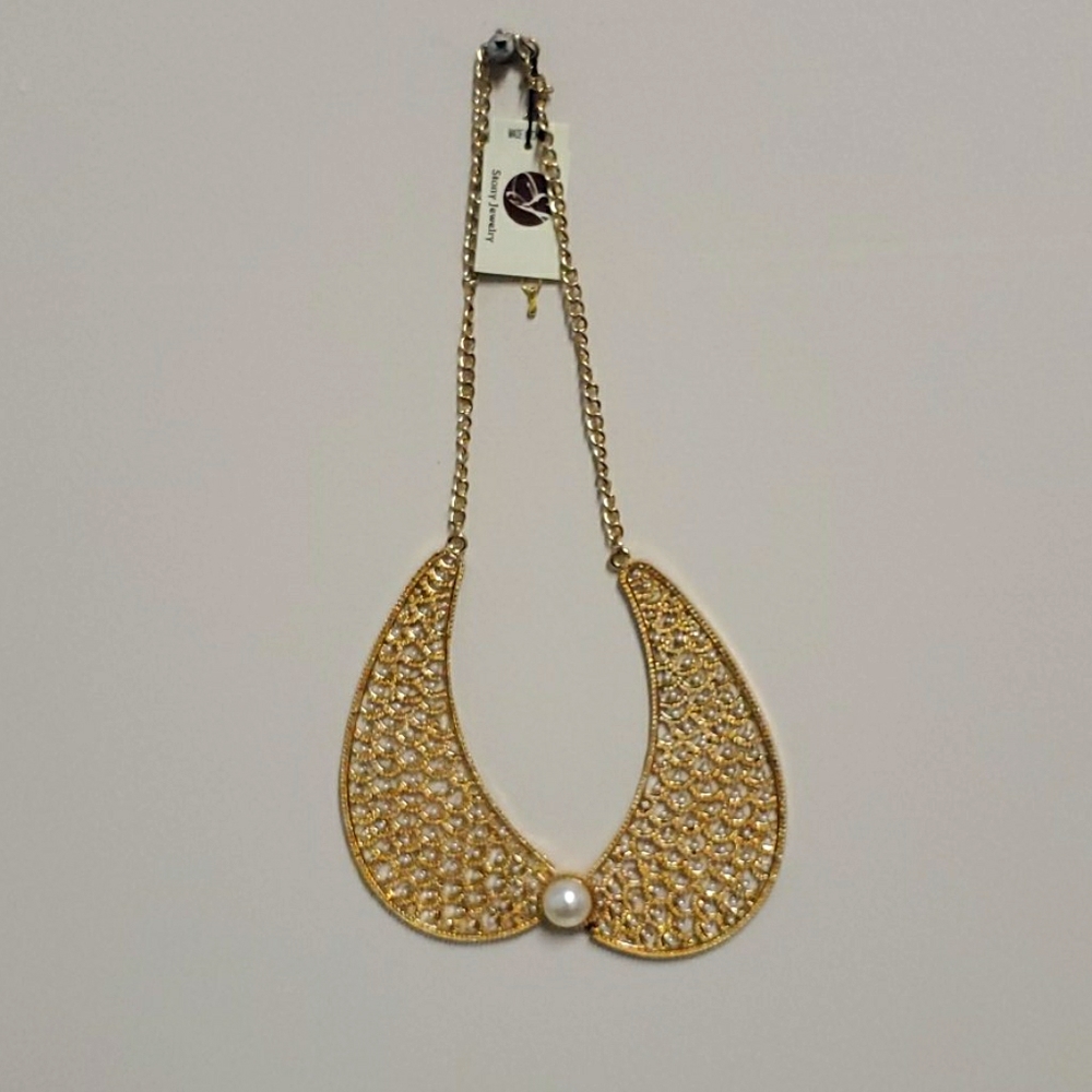 Gold necklace with pearl
